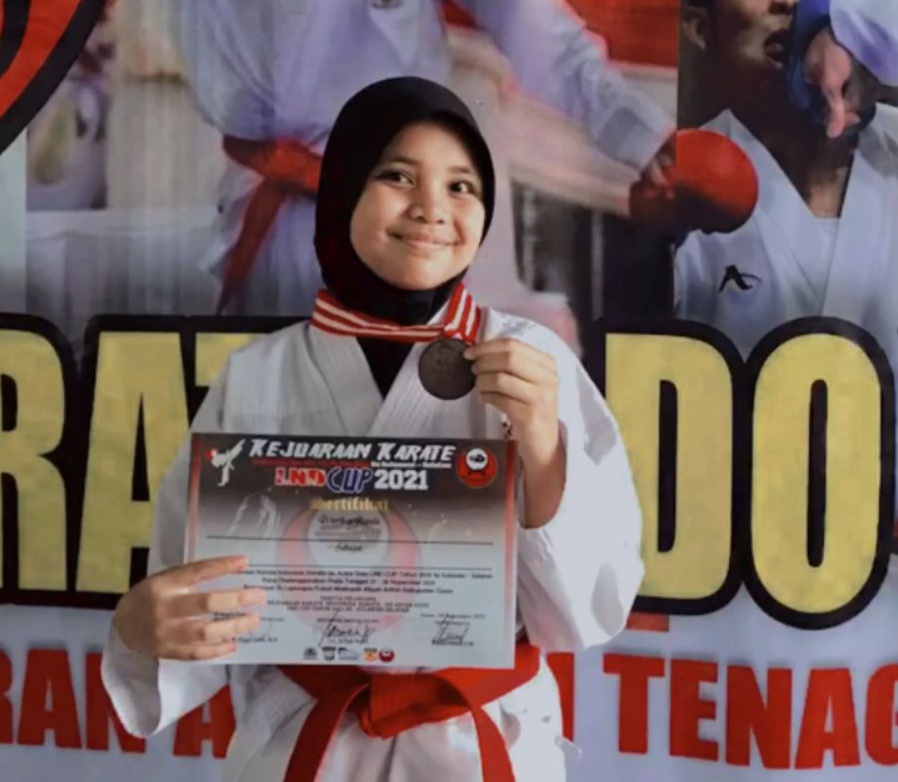Salah satu prestasi siswi Sekolah Islam Athira dalam bidang Olahraga Karate